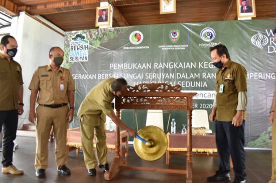 Head of Environmental Agency Priyo Widagdo hitting the gong to mark the opening of Seruyan River Cleanup Movement 2020.